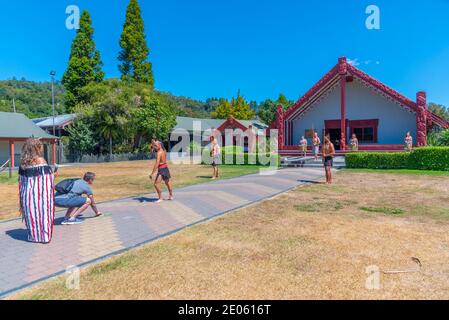 ROTORUA, NOUVELLE-ZÉLANDE, 11 FÉVRIER 2020 : danse de guerre de Haka au village de te puia près de Rotorua, Nouvelle-Zélande Banque D'Images