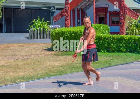 ROTORUA, NOUVELLE-ZÉLANDE, 11 FÉVRIER 2020 : danse de guerre de Haka au village de te puia près de Rotorua, Nouvelle-Zélande Banque D'Images