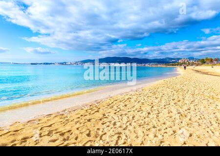 Platja de Can Pere Antoni beach et d'azur de l'eau de mer, Mallorca, Espagne Banque D'Images