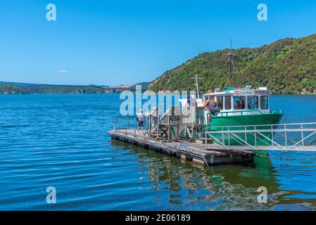 ROTORUA, NOUVELLE-ZÉLANDE, 11 FÉVRIER 2020 : bateau touristique au lac Rotomahana, Nouvelle-Zélande Banque D'Images