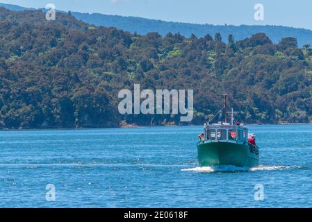 ROTORUA, NOUVELLE-ZÉLANDE, 11 FÉVRIER 2020 : bateau touristique au lac Rotomahana, Nouvelle-Zélande Banque D'Images