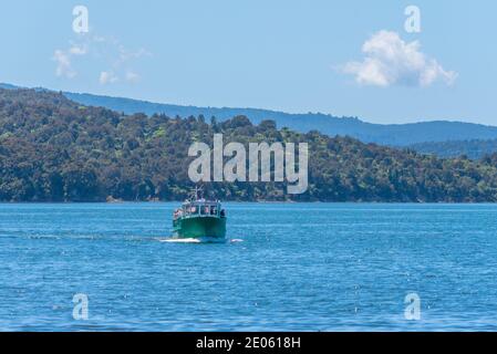 ROTORUA, NOUVELLE-ZÉLANDE, 11 FÉVRIER 2020 : bateau touristique au lac Rotomahana, Nouvelle-Zélande Banque D'Images