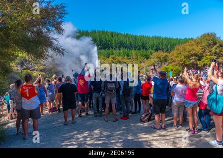 ROTORUA, NOUVELLE-ZÉLANDE, 11 FÉVRIER 2020: Les gens regardent l'éruption de la dame connaître geyser à la Nouvelle-Zélande Banque D'Images