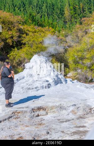 ROTORUA, NOUVELLE-ZÉLANDE, 11 FÉVRIER 2020: Les gens regardent l'éruption de la dame connaître geyser à la Nouvelle-Zélande Banque D'Images