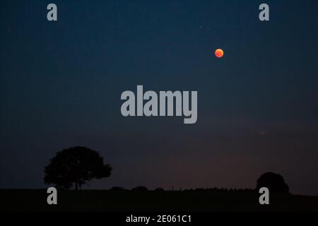 Lune de sang pendant l'éclipse lunaire totale sur l'Allemagne, juillet 2018 Banque D'Images