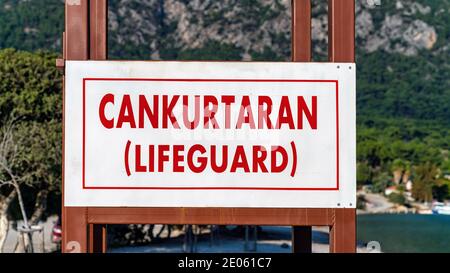 Tableau de bord des sauveteurs en langue turque lecture Cankurtaran et traduction anglaise dans la ville méditerranéenne de Marmaris, Turquie Banque D'Images