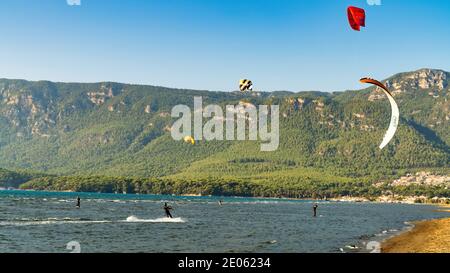 Marmaris, Akyaka, Turquie - novembre 2020: Les gens sont kitesurf à Akyaka de la ville de Marmaris. La plage d'Akyaka est une destination populaire pour les kitesurfers et Banque D'Images