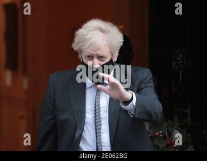 Londres, Royaume-Uni. 30 décembre 2020. Le Premier ministre britannique Boris Johnson quitte le N° 10 Downing St pour assister au débat au Parlement concernant la ratification par le député du traité sur le Brexit le mercredi 30 décembre 2020. Photo de Hugo Philpott/UPI crédit: UPI/Alay Live News Banque D'Images