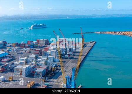 NAPIER, NOUVELLE-ZÉLANDE, 10 FÉVRIER 2020 : conteneurs dans le port de Napier, Nouvelle-Zélande Banque D'Images