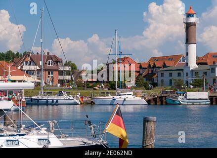 Port de plaisance et phare de Timmendorf Strand (Insel Poel) par temps ensoleillé Banque D'Images