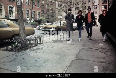 Quatre membres du groupe de rock Punk Blondie marchent à Gramercy Park New York 1978 de droite à gauche. Debbie Harry, Chris Stein. Nigel Harrison et Clem Burke. Banque D'Images