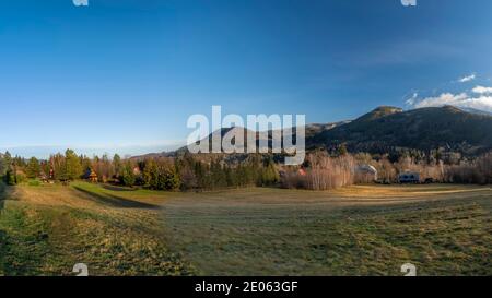 Lever de soleil en hiver près de la colline glacielle de Lysa dans les montagnes de Beskydy ciel bleu froid le matin Banque D'Images