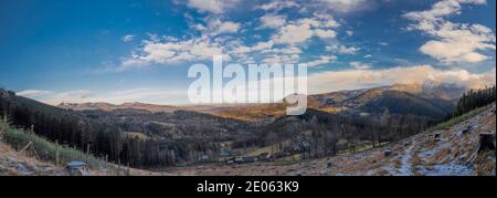 Lever de soleil en hiver près de la colline glacielle de Lysa dans les montagnes de Beskydy ciel bleu froid le matin Banque D'Images