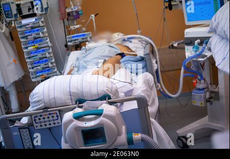 Gauting, Allemagne. 30 décembre 2020. Un patient Covid-19 est allongé dans une chambre de soins intensifs isolée de la clinique Asklepios. Le patient est dans un coma induit et est ventilé. Credit: Sven Hoppe/dpa/Alay Live News Banque D'Images