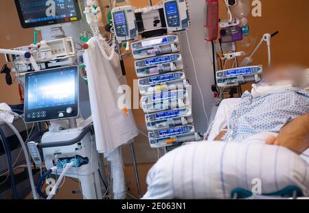 Gauting, Allemagne. 30 décembre 2020. Un patient Covid-19 est allongé dans une chambre de soins intensifs isolée de la clinique Asklepios. Le patient est dans un coma induit et est ventilé. Credit: Sven Hoppe/dpa/Alay Live News Banque D'Images