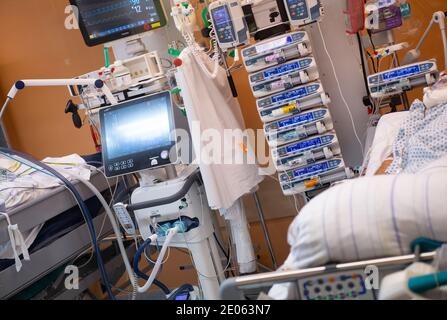 Gauting, Allemagne. 30 décembre 2020. Un patient Covid-19 est allongé dans une chambre de soins intensifs isolée de la clinique Asklepios. Le patient est dans un coma induit et est ventilé. Credit: Sven Hoppe/dpa/Alay Live News Banque D'Images