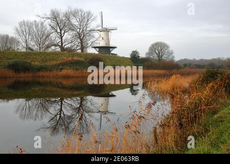 Réflexions d'un moulin à vent traditionnel dans la campagne colorée entourant Veere, Zeeland, pays-Bas Banque D'Images