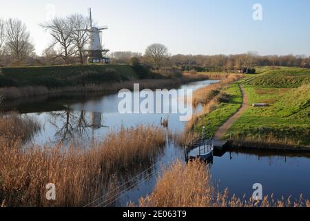 Réflexions d'un moulin à vent traditionnel dans la campagne colorée entourant Veere, Zeeland, pays-Bas Banque D'Images