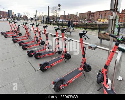 VOI loue des scooters à la station d'accueil Albert Dock de Liverpool Banque D'Images