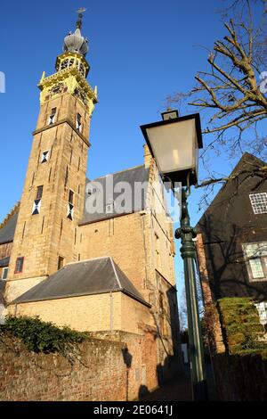 Le Stadhuis (hôtel de ville) avec son impressionnante tour d'horloge vue d'une allée à Veere, Zeeland, pays-Bas Banque D'Images