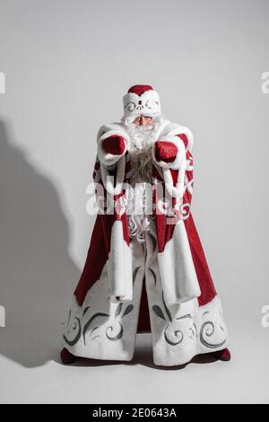Le Père Noël pointe avec deux bras vers la caméra. Banque D'Images