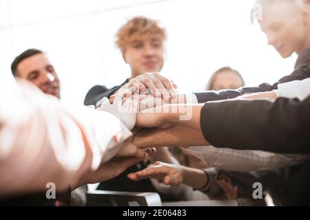 Divers Groupe de jeunes de se joindre à leurs paumes ensemble Banque D'Images