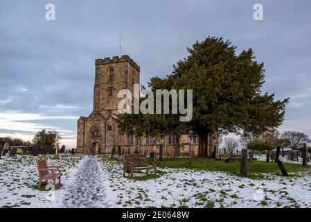 Neige un matin d'hiver à l'église du Prieuré de Saint Mary et Saint Hardulph à Breedon on the Hill Leicestershire, Angleterre Royaume-Uni Banque D'Images