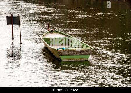 Le vieux bateau à rames est amarré dans la rivière Banque D'Images