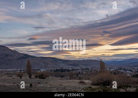 Des nuages lenticulaires se forment au-dessus des montagnes au coucher du soleil à Esquel, Patagonie, Argentine Banque D'Images