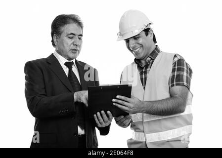 Happy senior man persan persan et les jeunes man construction worker smiling lors de la lecture sur le presse-papiers Banque D'Images