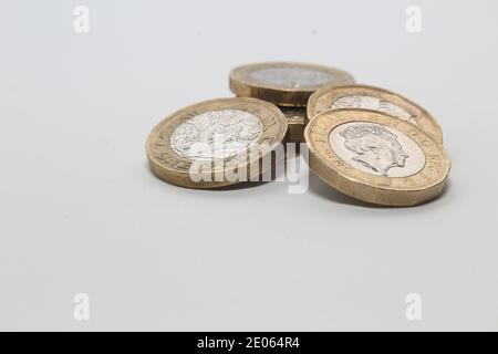 Nouvelles pièces d'une livre sterling isolées dans fond blanc, monnaie britannique Banque D'Images