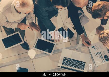 vue de dessus. groupe d'employés analyse de la performance financière . Banque D'Images