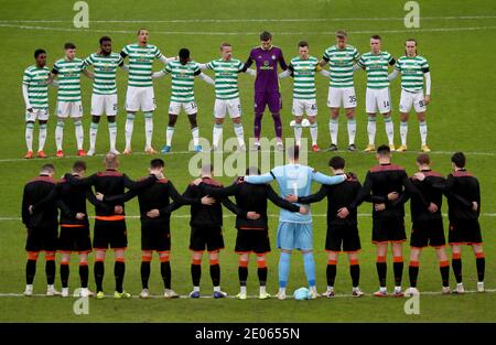 Les joueurs Celtic et Dundee United observent une minute de silence pour l'ancien directeur de Dundee United Jim McLean avant le début du match Scottish Premiership au Celtic Park, Glasgow. Banque D'Images