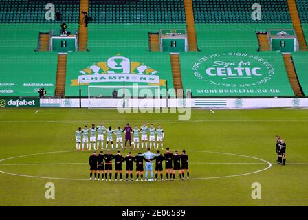 Les joueurs Celtic et Dundee United observent une minute de silence pour l'ancien directeur de Dundee United Jim McLean avant le début du match Scottish Premiership au Celtic Park, Glasgow. Banque D'Images