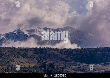 Les montagnes des Andes couvertes de neige se trouvent dans le parc national de Los Alerces pendant la saison d'hiver, en Patagonie, en Argentine Banque D'Images