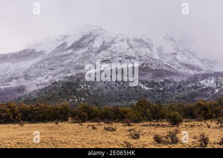 Les montagnes des Andes couvertes de neige se trouvent dans le parc national de Los Alerces pendant la saison d'hiver, en Patagonie, en Argentine Banque D'Images