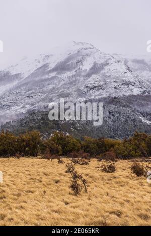 Les montagnes des Andes couvertes de neige se trouvent dans le parc national de Los Alerces pendant la saison d'hiver, en Patagonie, en Argentine Banque D'Images