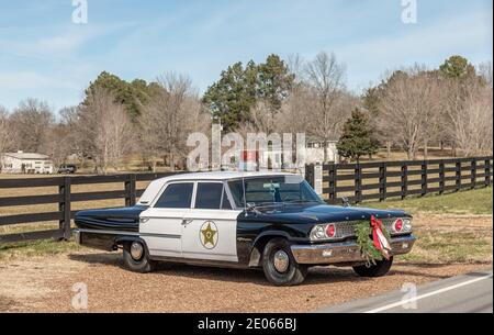 Vieille voiture de police classique avec couronne de Noël à Leipers Fork, Tennessee Banque D'Images