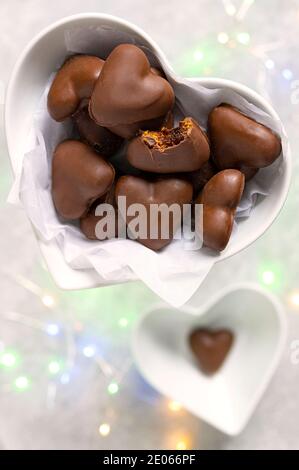 Biscuits traditionnels faits maison de coeur de pain d'épice avec glaçage au chocolat de remplissage sur un arrière-plan lumineux Banque D'Images