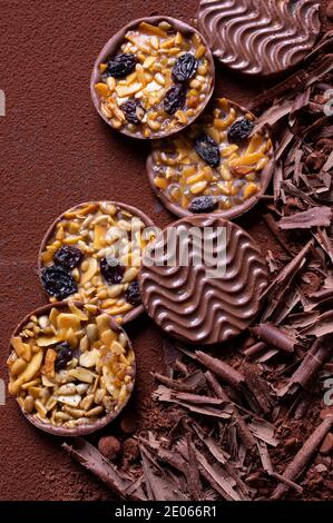 Dessert au chocolat, aux noix et aux raisins secs sur fond de cacao et de flocons de chocolat noir Banque D'Images