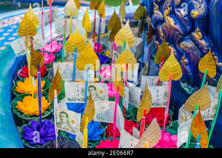 Thai Krathong près du temple Wat Khao Phra Khru si District de Racha Chonburi Thaïlande Asie Banque D'Images