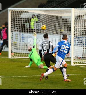 Paisley, Renfrewshire, Royaume-Uni. 30 décembre 2020 ; St Mirren Park, Paisley, Renfrewshire, Écosse ; Scottish Premiership football, St Mirren versus Rangers ; Kemar Roofe of Rangers tire pour le faire 1-0 aux Rangers en 26e minute crédit: Action plus Sports Images/Alay Live News Banque D'Images