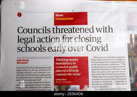 Coronavirus Guardian titre du journal 'conseils menacés d'action en justice pour Fermer les écoles tôt dans Covid' en décembre Londres Angleterre Royaume-Uni Banque D'Images