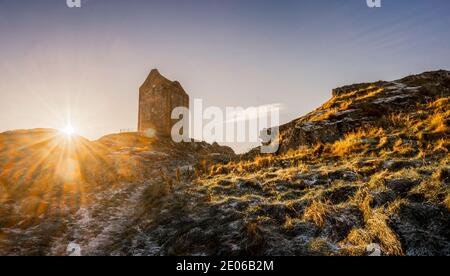 Smailholm Tower, frontières écossaises, Royaume-Uni. 30 décembre 2020. Royaume-Uni hiver soleil temps. Des conditions glacielles à la tour Smailholm, aux frontières écossaises, tandis que le soleil de l'après-midi de winer brille sur le bâtiment historique. La tour Smailholm est une tour pelable à Smailholm, à environ 8 km à l'ouest de Kelso, dans les frontières écossaises. Sa situation dramatique, au sommet d'un crag de Lady Hill, la tour Smailholm a été construite à l'origine au XVe siècle ou au début du XVIe siècle par la famille Pringle. Crédit : phil wilkinson/Alay Live News Banque D'Images