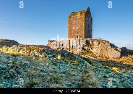 Smailholm Tower, frontières écossaises, Royaume-Uni. 30 décembre 2020. Royaume-Uni hiver soleil temps. Des conditions glacielles à la tour Smailholm, aux frontières écossaises, tandis que le soleil de l'après-midi de winer brille sur le bâtiment historique. La tour Smailholm est une tour pelable à Smailholm, à environ 8 km à l'ouest de Kelso, dans les frontières écossaises. Sa situation dramatique, au sommet d'un crag de Lady Hill, la tour Smailholm a été construite à l'origine au XVe siècle ou au début du XVIe siècle par la famille Pringle. Crédit : phil wilkinson/Alay Live News Banque D'Images