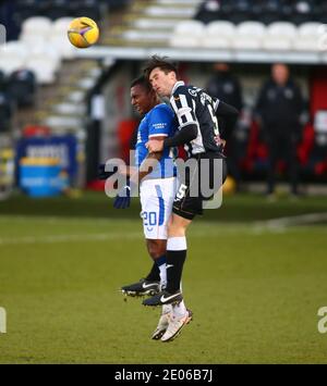 Paisley, Renfrewshire, Royaume-Uni. 30 décembre 2020 ; St Mirren Park, Paisley, Renfrewshire, Écosse ; Scottish Premiership football, St Mirren versus Rangers ; Conor McCarthy de St Mirren remporte le ballon dans les airs sur Alfredo Morelos de Rangers crédit: Action plus Sports Images/Alay Live News Banque D'Images