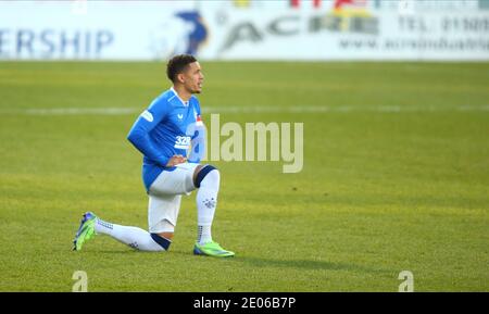 Paisley, Renfrewshire, Royaume-Uni. 30 décembre 2020 ; St Mirren Park, Paisley, Renfrewshire, Écosse ; Scottish Premiership football, St Mirren versus Rangers ; James Tavernier of Rangers se met au genou contre le racisme avant de démarrer Credit: Action plus Sports Images/Alay Live News Banque D'Images