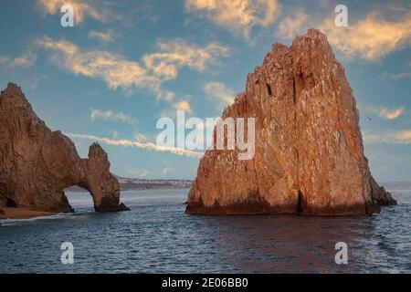 Coucher de soleil sur la mer de Cortez à Lands End à Cabo San Lucas, Mexique Banque D'Images