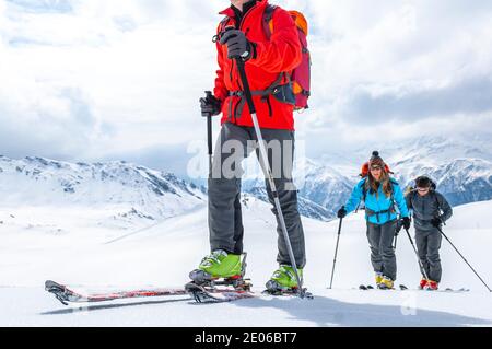 Trois alpinistes en montée jusqu'au sommet de la montagne Banque D'Images