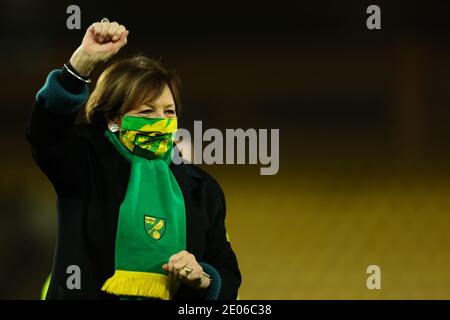 9 décembre 2020 ; Carrow Road, Norwich, Norfolk, Angleterre, championnat de football de la Ligue anglaise de football, Norwich versus Nottingham Forest ; la présidente de la ville de Norwich, Delia Smith, salue les fans Banque D'Images